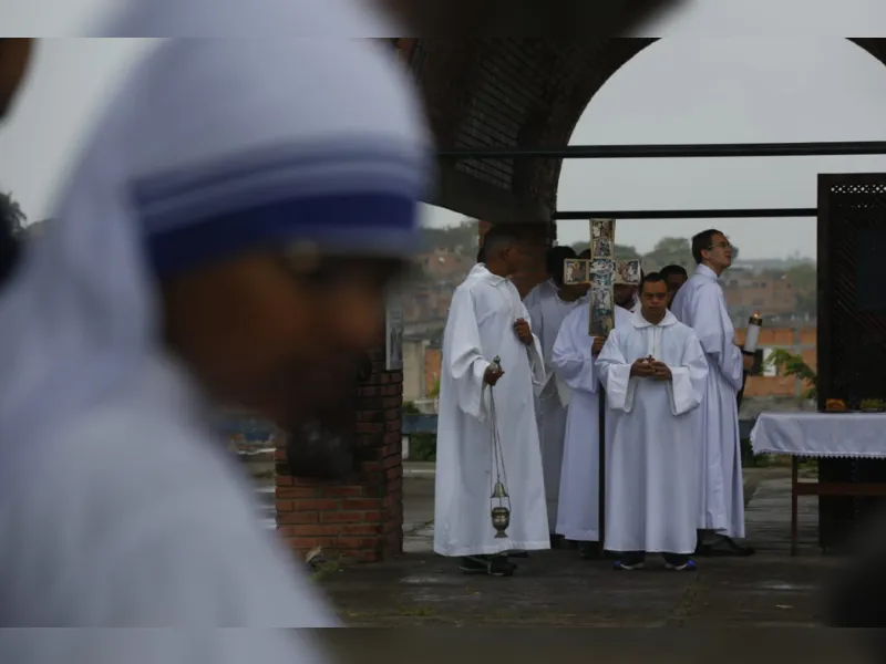 Devotos acompanham cerimônia de canonização durante missa