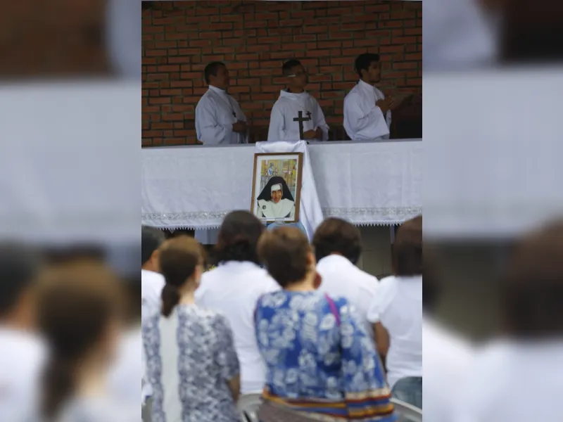 Devotos acompanham cerimônia de canonização durante missa