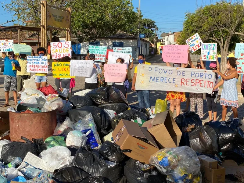Moradores protestam em Porto do Sauípe: "Não retiram o lixo há mais de 15 dias"