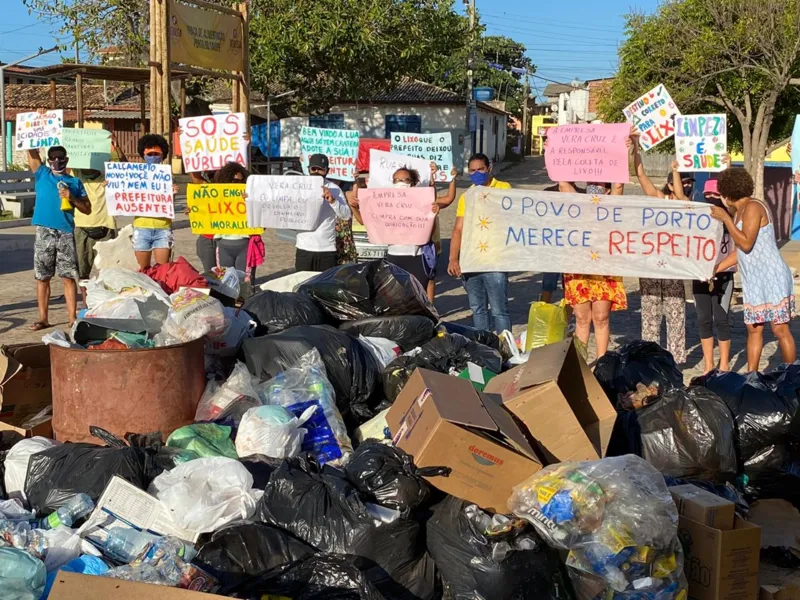 Moradores protestam em Porto do Sauípe: "Não retiram o lixo há mais de 15 dias"