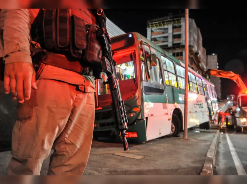 Coletivo tomado de assalto invade ponto de ônibus e deixa um morto e três feridos em Salvador