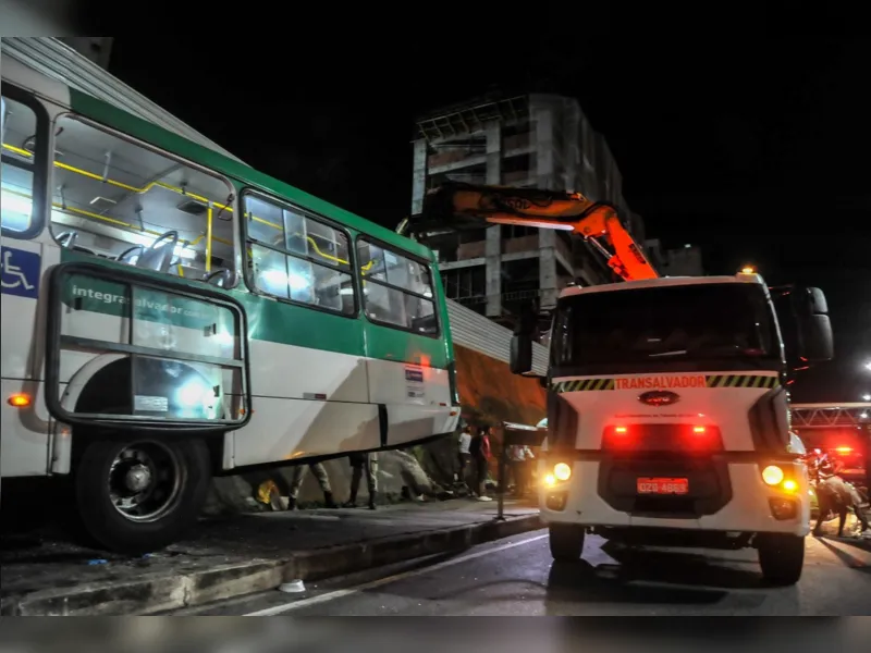 Coletivo tomado de assalto invade ponto de ônibus e deixa um morto e três feridos em Salvador