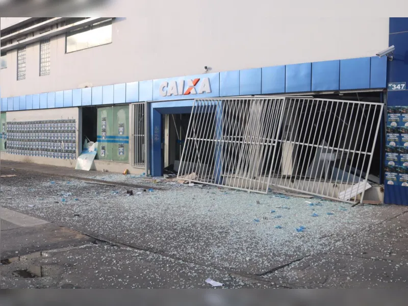 Bandidos explodem agência bancária no bairro de Cajazeiras 10