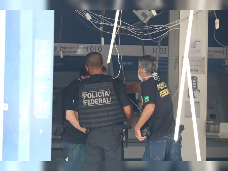 Bandidos explodem agência bancária no bairro de Cajazeiras 10