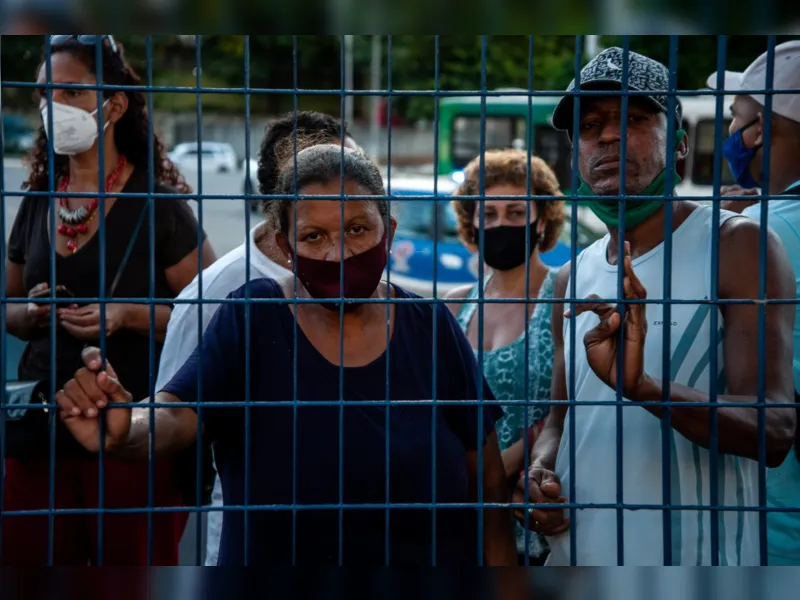 Suspensão na vacina provoca protesto na avenida Centenário