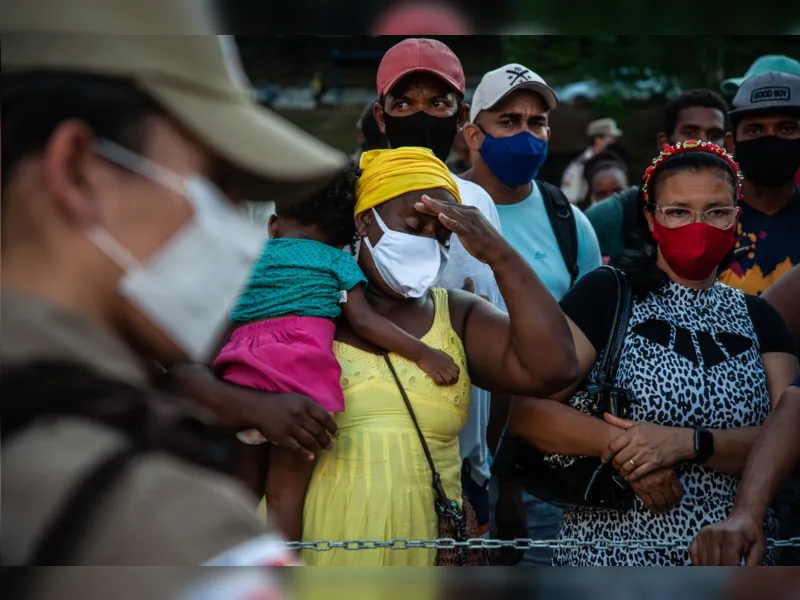 Suspensão na vacina provoca protesto na avenida Centenário