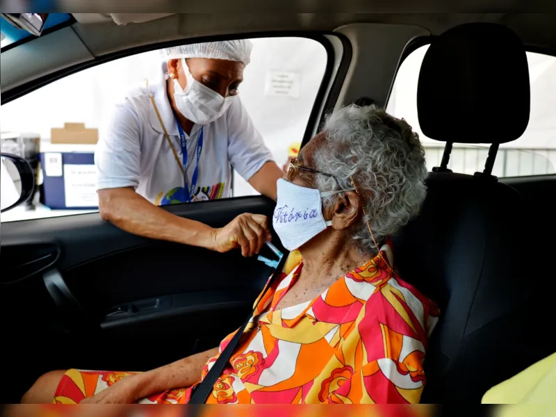 Imunizados relatam alívio em dia de retomada da vacinação contra a Covid-19 em Salvador