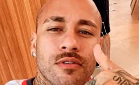 Imagem ilustrativa da imagem Neymar posta foto com cabeça raspada e bigode: “domingou”