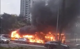 Imagem ilustrativa da imagem Ônibus com passageiros do festival The Town pega fogo em SP