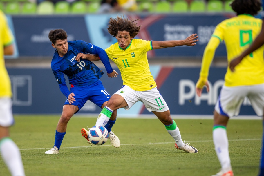 Brasil sofre, mas vence Estados Unidos na estreia do futebol no