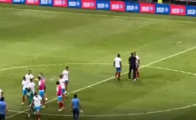 Imagem ilustrativa da imagem Vídeo: Irritado, Ceni cobra zagueiro no meio do gramado após derrota