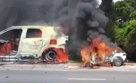 Imagem ilustrativa da imagem Vídeo: carro pega fogo e causa caos no trânsito da Avenida Paralela