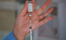 Imagem ilustrativa da imagem AstraZeneca retira vacina contra Covid-19 do mercado; entenda motivo