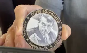 Imagem ilustrativa da imagem Eduardo Bolsonaro entrega medalha de “imbrochável” ao premiê húngaro
