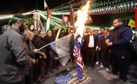 Imagem ilustrativa da imagem Irã acusa EUA de ter aprovado bombardeio contra consulado na Síria
