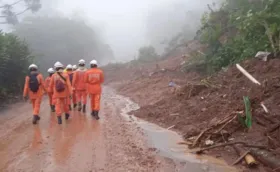 Imagem ilustrativa da imagem Vídeo: bombeiros da Bahia resgatam 212 pessoas no Rio Grande do Sul